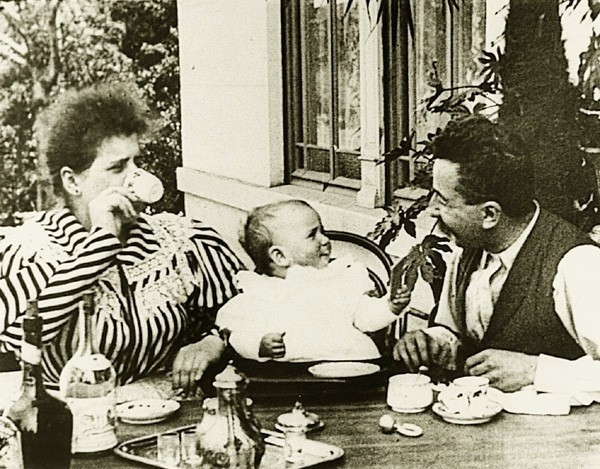 Louis Lumière. Feeding the Baby (Repas de bébé). 1895