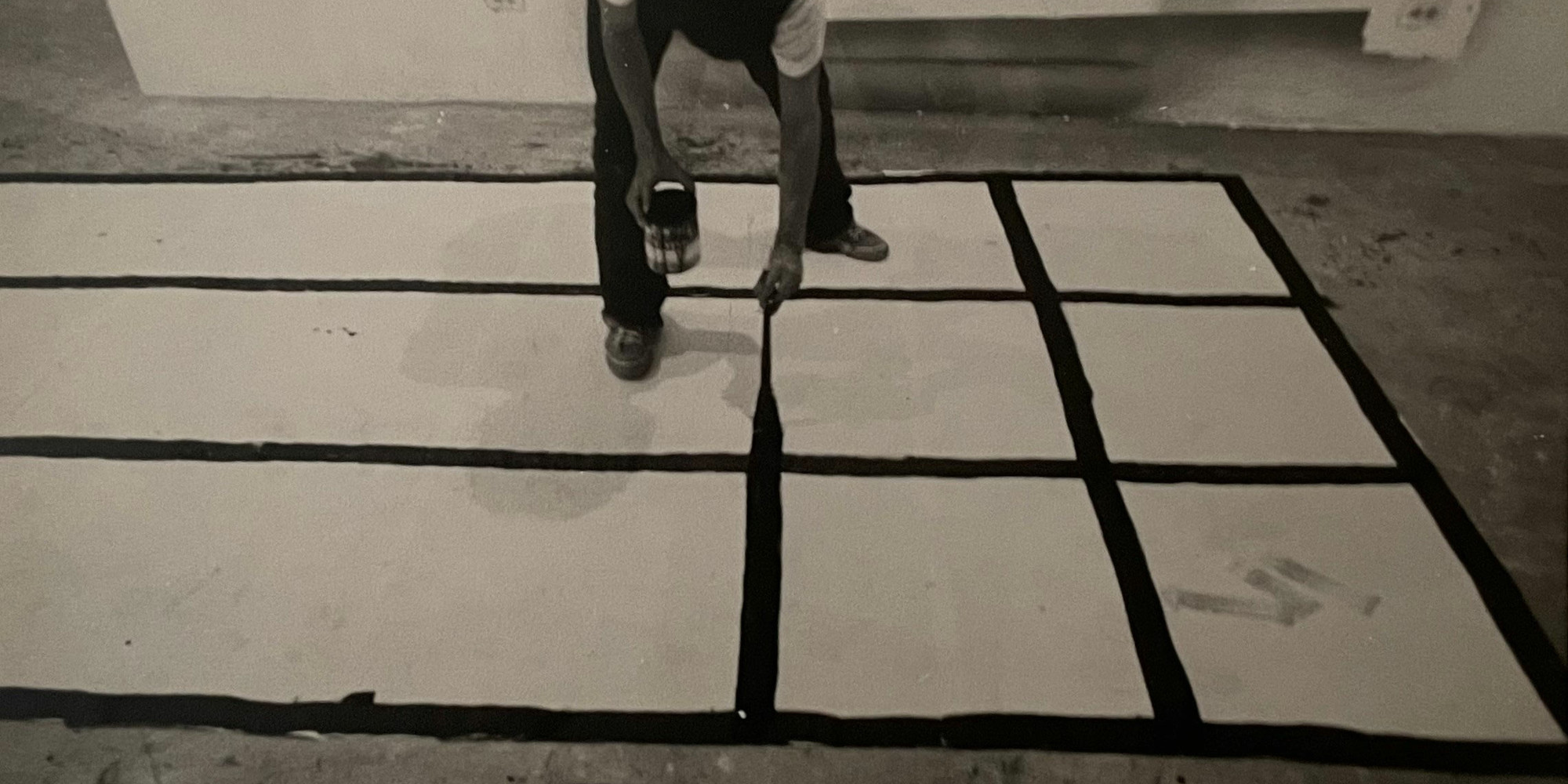 Eugenio Espinoza trabajando en su estudio en Impenetrable, 1971. Cortesía Eugenio Espinoza