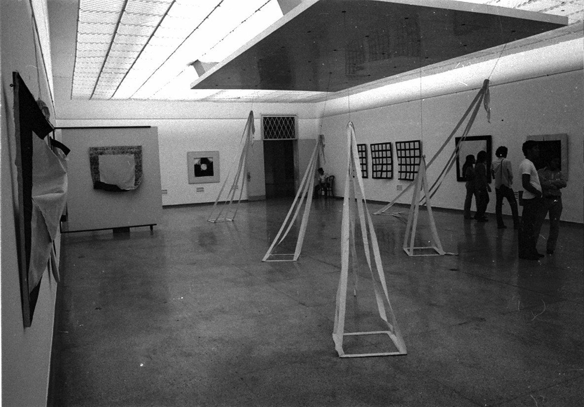 Vista de instalación de la exposición individual de Espinoza en el Museo de Bellas Artes, Caracas, en 1972. Untitled está expuesto al lado de dos obras con la misma cuadrícula y del mismo tamaño, pero que no tenían bolsas de arena