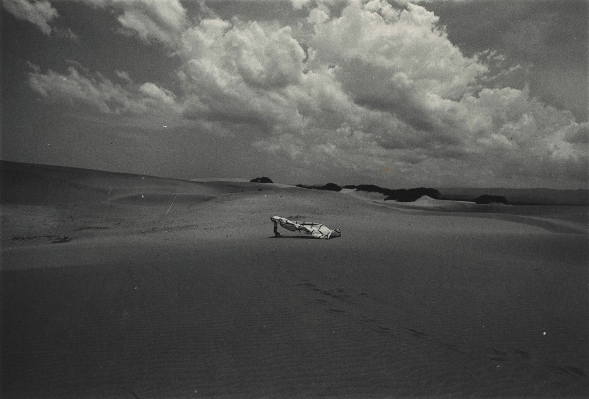 Eugenio Espinoza. Fotografía tomada durante el experimento en el desierto de Médanos de Coro. 1972
