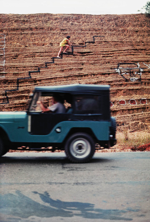 Carmela Gross. Escada (Escalera). 1968. Dibujo en ladera de colina, afueras de São Paulo