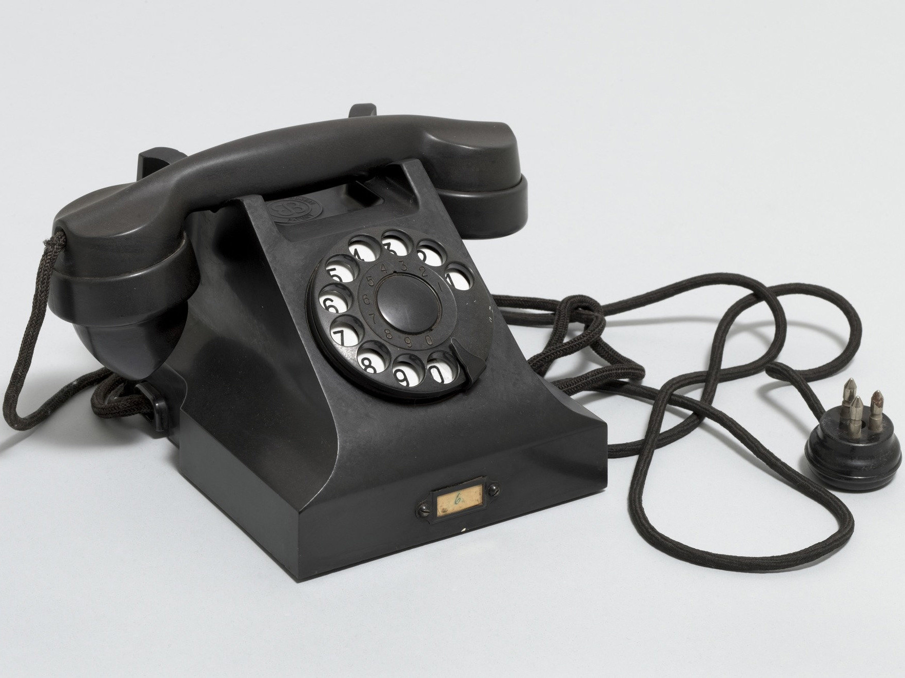 Jean Heiberg. Ericsson Telephone (model DBH 1001). 1932. Bakelite, sheet brass, and painted nickel-plate. Manufacturer: Elektrisk Bureau. Gift of The National Museum – The Museum of Decorative Arts and Design, Oslo
